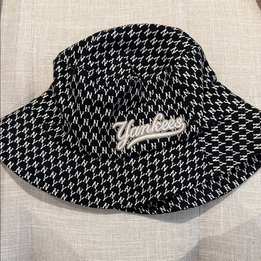 MLB Yankees Black and White Patterned Bucket Hat